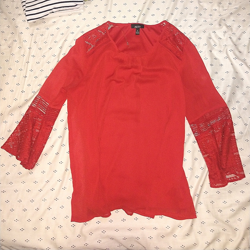 ♥️ Red bohemian lace detail shirt